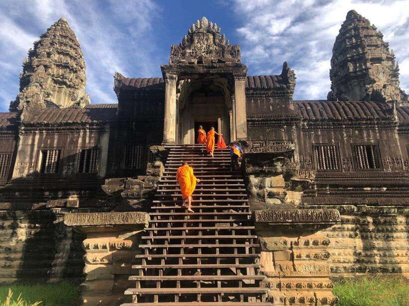 1-Day Angkor Wat Private Tour with Spanish Tour Guide. - South Gate of Angkor Thom: 54 Gods, 54 Demons, and the Churning Story