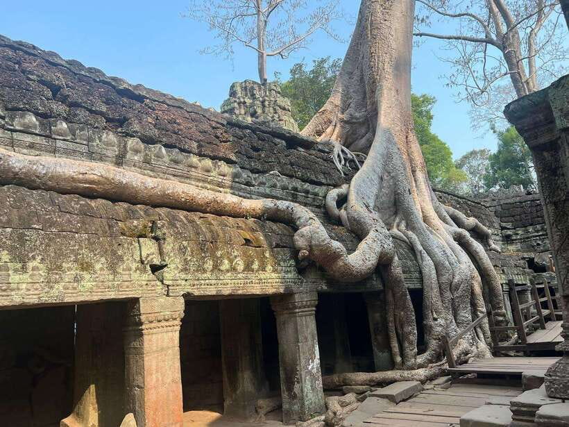 1-Day Angkor Wat Private Tour with Spanish Tour Guide. - Bayon Temple’s Smiling Faces: When Architecture Becomes a Mood