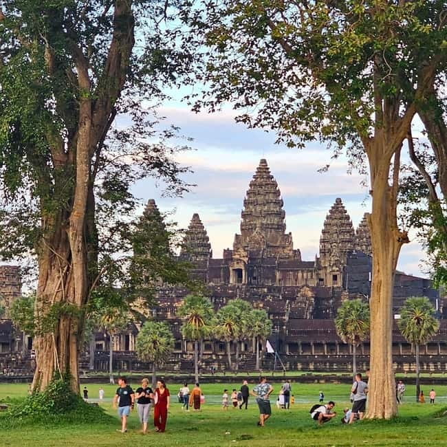 1-Day Trip to Angkor Wat with a Private or Shared Guide in Spanish - A Quick Pause for Photos: Victory Gate