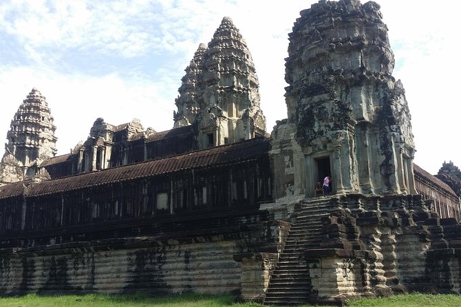 2 Days Angkor Wat Sunrise and Sunset Private Tour - Day 2: Banteay Srei, Preah Khan, Neak Pean, Ta Som, Eastern Mebon, and sunset at Phnom Bakheng
