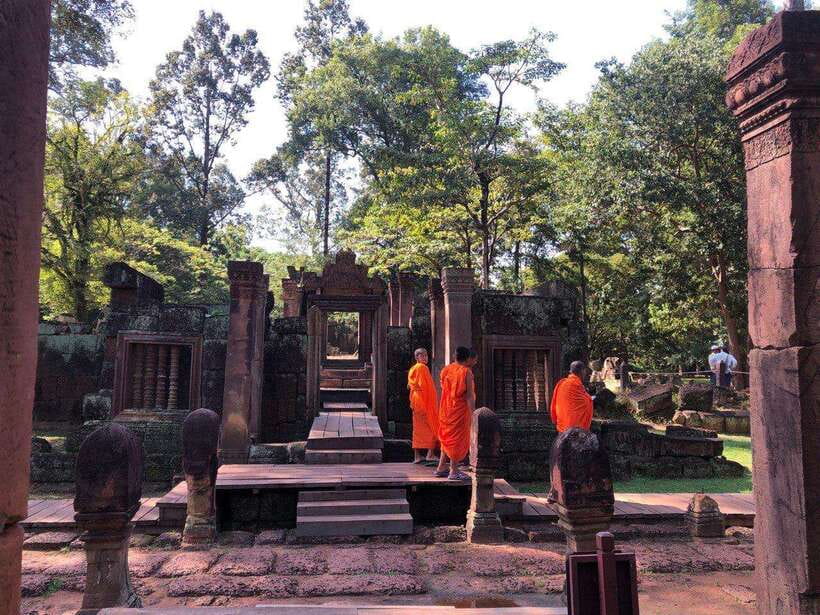 3-Day Exploring Angkor Wat & Siem Reap Highlights Tour. - Wat Thmei and old market shopping: remembering the past, then browsing Siem Reap