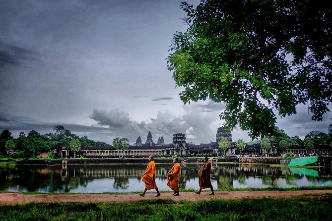 4-Day All Major Temples & Kulen mountain & Koh Ker & Beng Mealea - Day 1: Angkor Wat, Ta Prohm Roots, and the Phnom Bakheng Sunset Climb