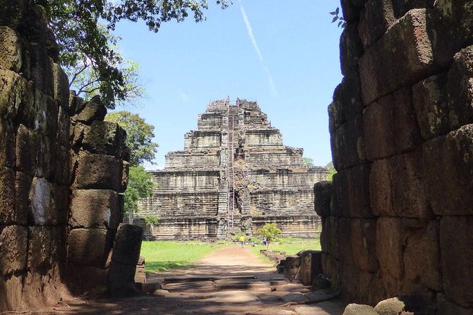 5-Day 'All The Sights' Tour - Day 2: Phnom Kulen Waterfalls, Banteay Srei, and Pre Rup at Human Speed