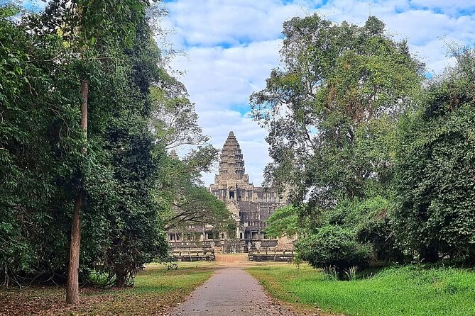Angkor Explorer by Cambodiajeep - Stop 3: Bayon Temple and the many faces