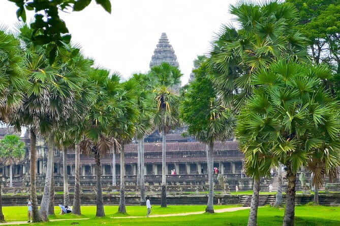 Angkor Wat 2 Days and a Half Temples & Tonle Sap-Small Group Tour - Angkor Thom and Bayon: Eastern Gate to the Faces