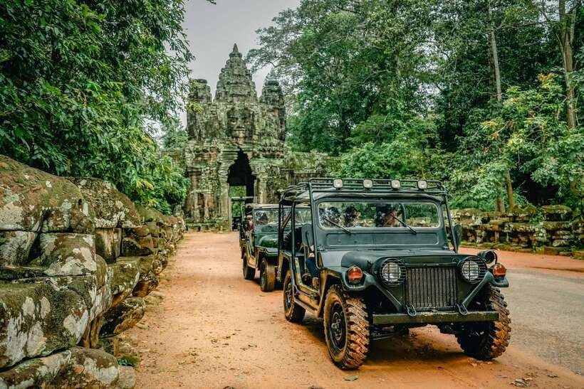 Angkor Wat: Guided Jeep Tour Inclusive lunch at local house - Angkor Wat in the afternoon: scale, carvings, and symbolism