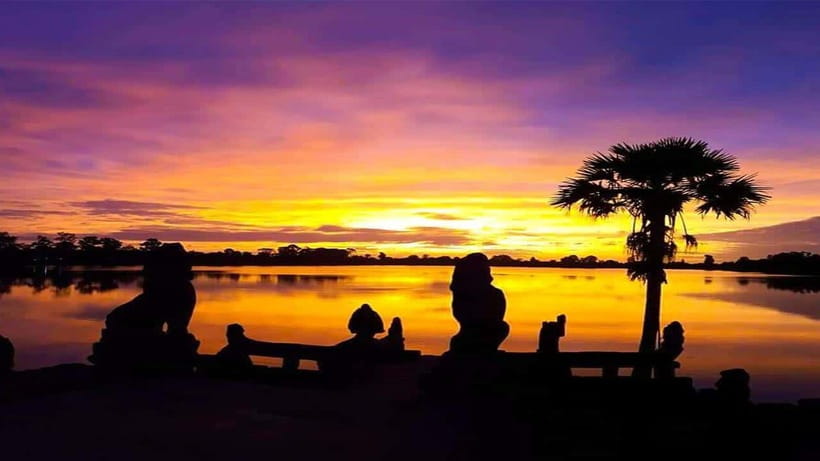 Angkor Wat Guided Sunrise Tour - Angkor Thom and Bayon: four compassionate faces and 200+ smiles in stone