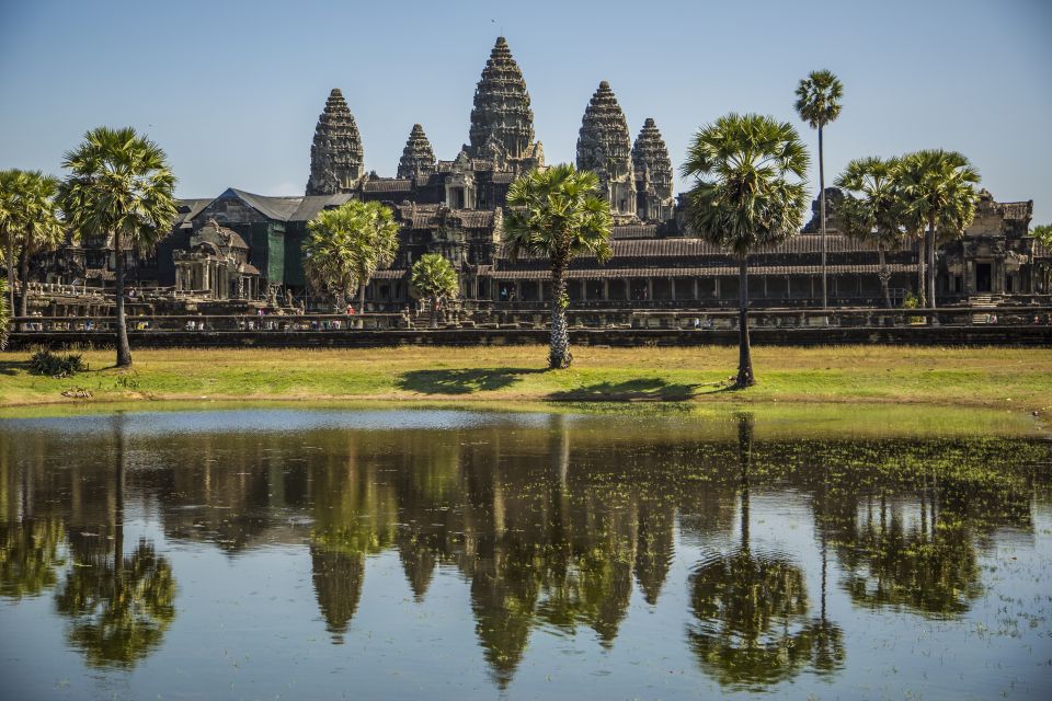 Angkor Wat in a vintage Jeep with driver - jeep rental - How the 9-hour day hangs together in real life