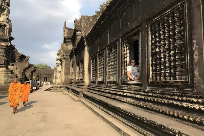 Angkor Wat & Small Tour with Bonteay Srei Temples - Angkor Wat at sunrise or sunset: timing that makes the stones sing