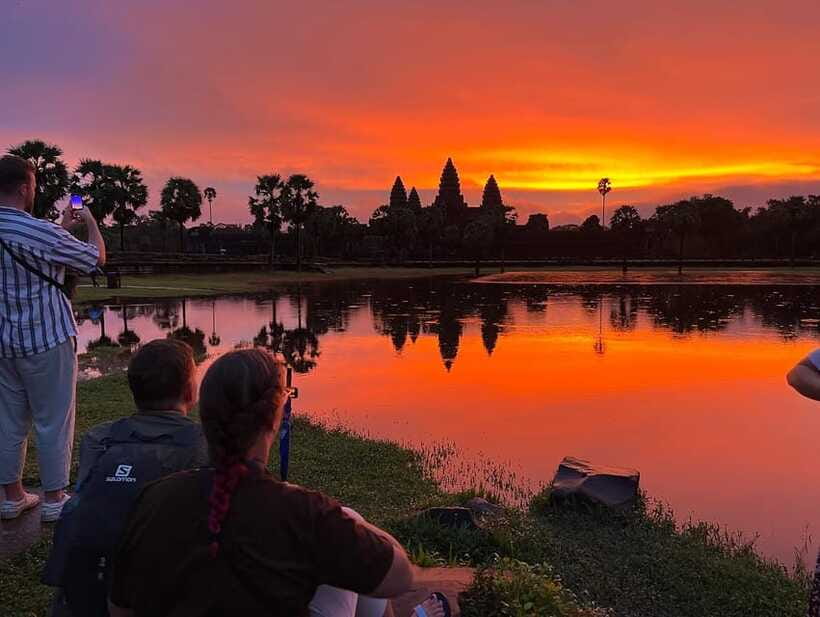 Angkor Wat Sunrise Bike Tour With Lunch Included - Cycling after sunrise: from Angkor Thom to Bayon and the terraces