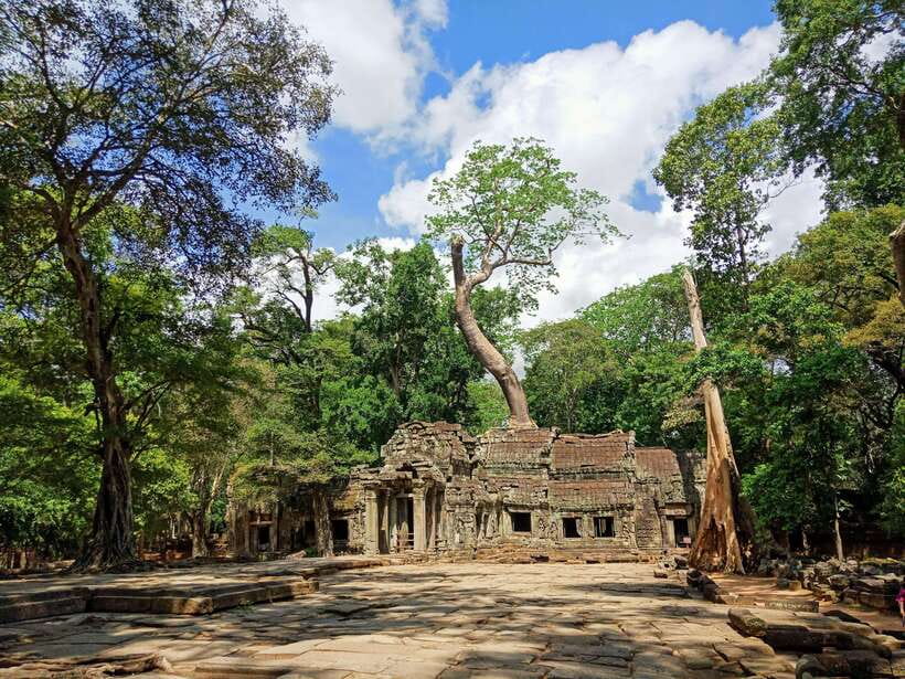 Angkor Wat Sunrise Shared Tours: Bayon-Ta Prohm-Banteay Srei - Bayon Temple: 200 faces and a guide who makes it make sense
