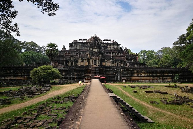 Angkor Wat Sunset Tour - Phnom Bakheng sunset: the payoff on top of the mountain
