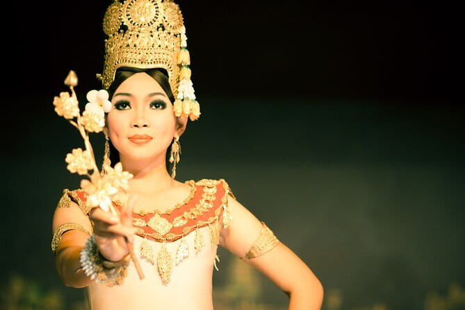 Apsara Dance Performance Including Buffet Dinner and Hotel Pickup - The Apsara dance show: classical and folk pieces, plus meaning over the audio