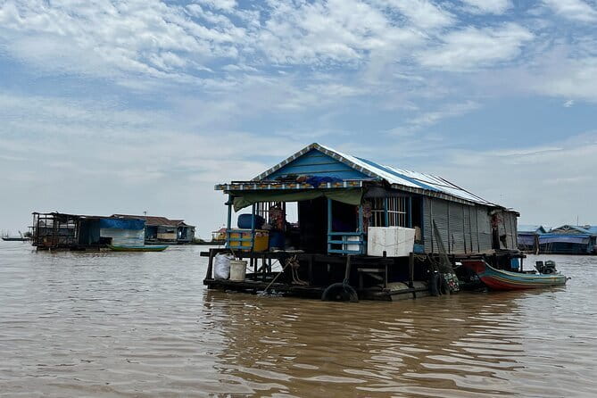 Banteay Srei Temple and Kompong Phluk Village Private Tour - Kompong Phluk on Tonle Sap: Stilt Houses and Flood-Season Living