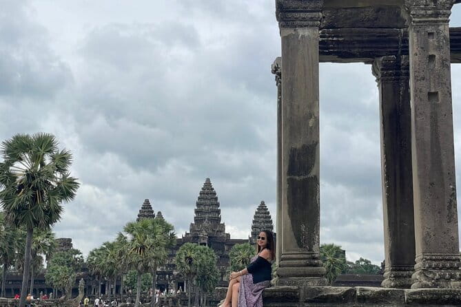 Classic Angkor Wat Sunrise Full Day Private Guide Tour - Bayon Temple: the smiling faces and why early light matters
