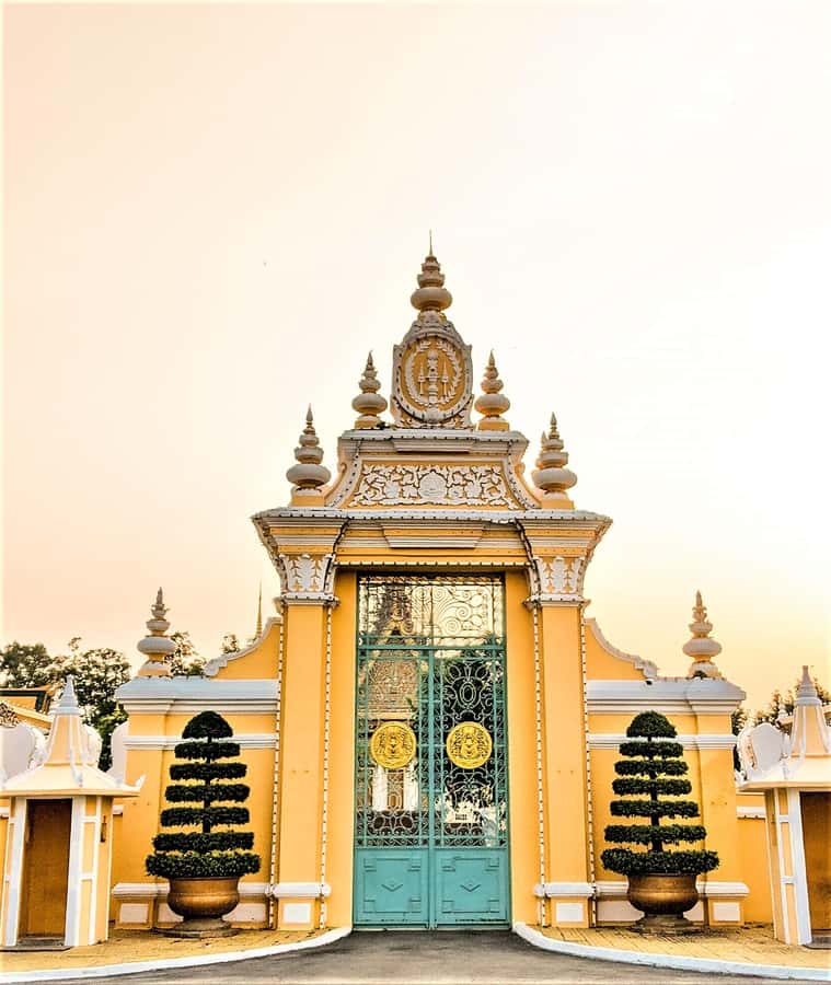 Day trip from Sihanoukville to Phnom Penh for Cruise Ship - Wat Ounalom, Independence Monument, and the Norodom Sihanouk statue: iconic Phnom Penh photo points