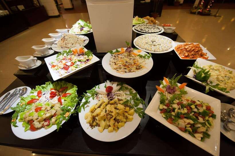 Dinner Show Apsara Dance, Pickup round trip included - The buffet dinner: Khmer classics plus options for picky eaters