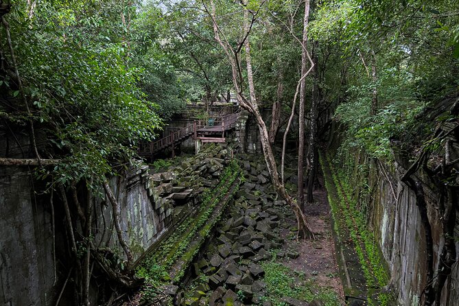 Full Day Banteay Srei Beng Mealea and Koh Ker Small Group Tour - Stop 1: Preah Dak palm cakes near the Srah Srang stop