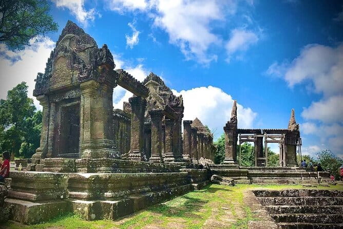 Full-Day Guided Bicycle Tour in Angkor Wat Temple - Lunch near the temples: a break that stops the day from blurring