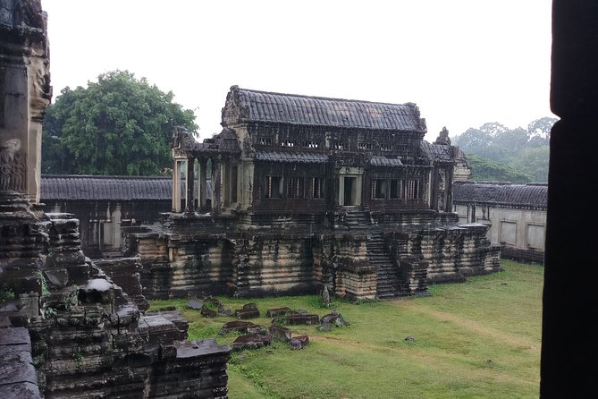 Full-Day Private Custom Tour in Siem Reap - Beyond temples: Tonle Sap Lake and village life