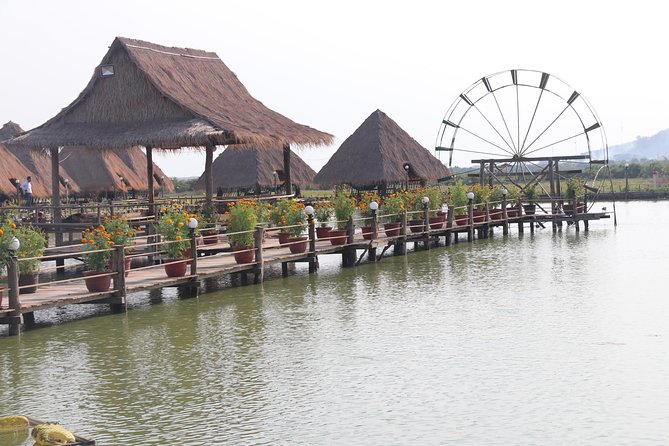 Guided Floating Village Boat Tour in Siem Reap - The long-tail boat cruise: stilts, aquaculture, and water that changes fast
