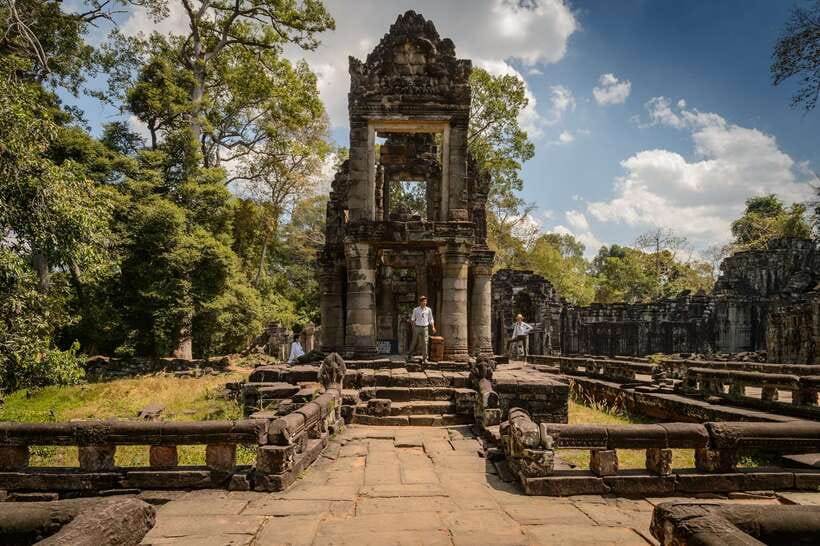 Kbal Spean Trekking Tour with Banteay Srei & Landmine Museum - Where the day starts in Siem Reap (and how to prep)