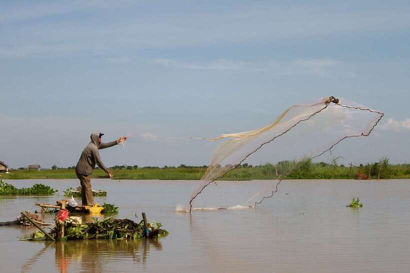 Kompong Khleang Floating Village: Full-Day from Siem Reap - The floating school visit and school supply handouts