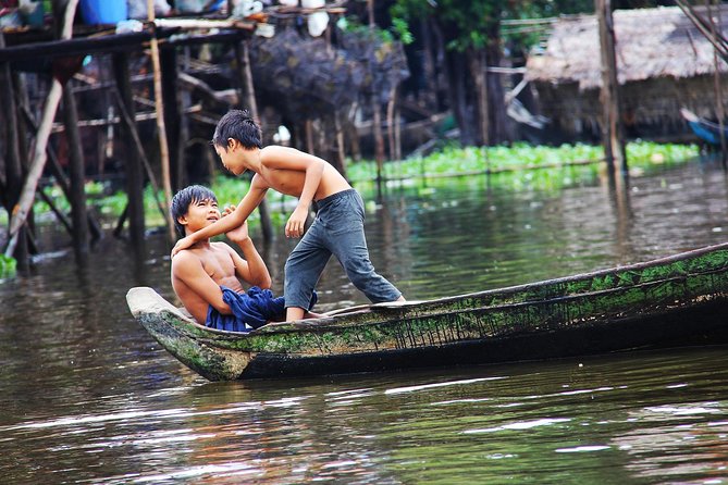 Kompong Phluk Floating village & Mangrove forest cruise - Psar Chaa Old Market stop: quick local flavor on the return