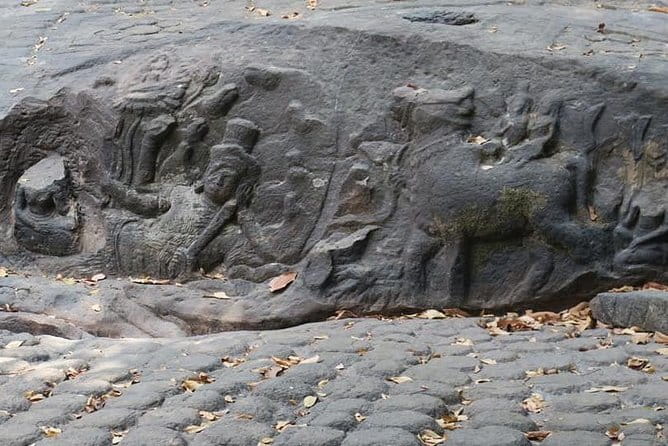 Personalised Angkor Wat Sunrise Off-the-Beaten Track Tour - How the guide and the jeep ride shape the day