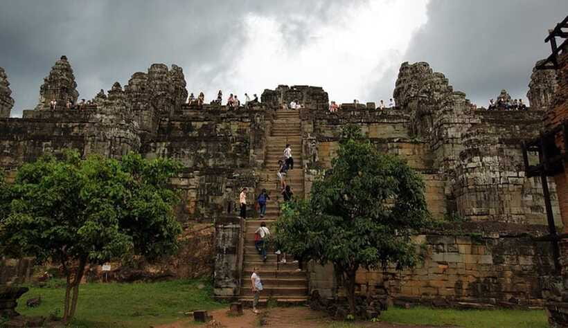 Phnom Bakheng Sunset Tour, Pre Rup, Neak Pean, Preah Khan - Phnom Bakheng sunset: the climb and the payoff