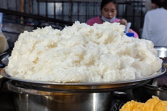 Phnom Penh Nightlife Street Food Tours - Orussey Market at night: desserts, fruit drinks, and decision-making