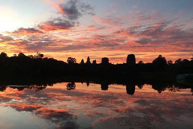 Private Angkor Wat Sunrise Guide Tour include Breakfast and Snack - Victory Gate: a short stop that can still feel satisfying