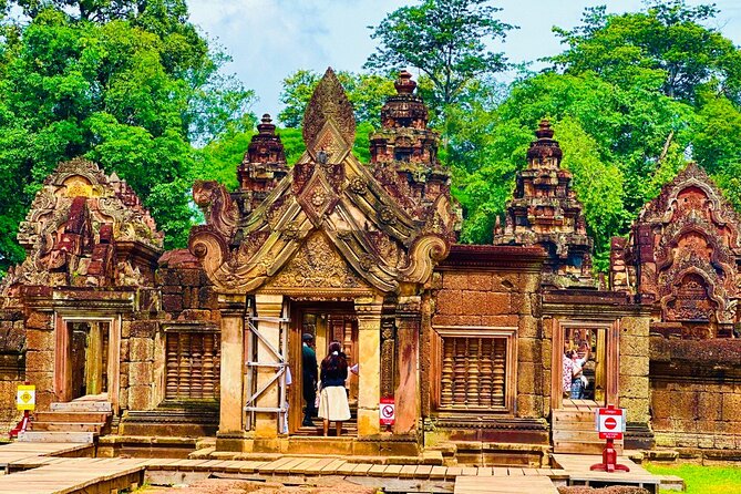 Private Banteay Srei Kbal Spean Tours and Landmine museum - Getting there: hotel pickup, countryside views, and early start