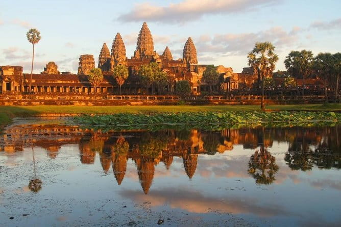 Private Kbal Spean Trekking Tour with Banteay Srei - Banteay Samre: a quieter Angkor-style layout