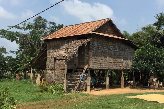 Private Tour to Kompong Phluk Off Beaten Track - Wat Thmey Killing Fields at the pagoda: serious stop, clear guidance
