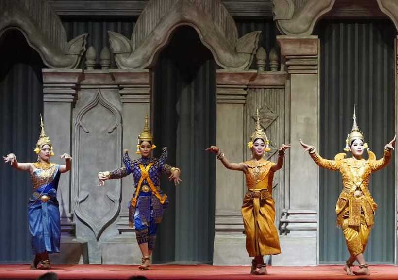 Siem Reap: Amazon Angkor Buffet Traditional Fairy Dance Show - Open-air garden vs air-conditioned comfort