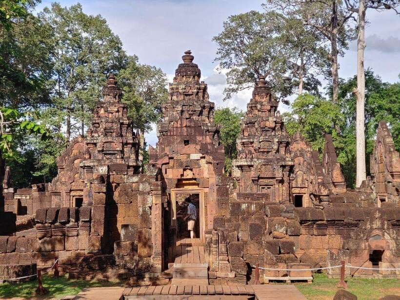 Siem Reap: Angkor Wat, Angkor Thom, and Banteay Srei Tour - Angkor Wat: the main monument, explained while you walk