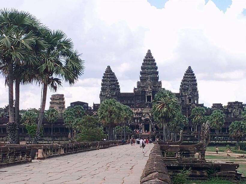 Siem Reap: Angkor Wat, Angkor Thom, and Banteay Srei Tour - Bayon Temple: 200+ smiling faces, with help spotting what matters