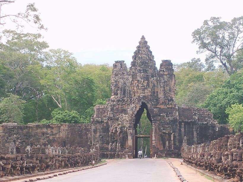 Siem Reap: Angkor Wat, Angkor Thom, and Banteay Srei Tour - Short stops inside Angkor Thom: Baphuon, terraces, and quick photo moments