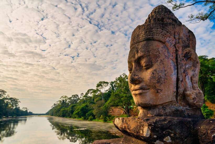 Siem Reap: Angkor Wat Small-Group Full Day Tour and Sunset - Phnom Bakheng sunset climb: where the payoff meets the stairs