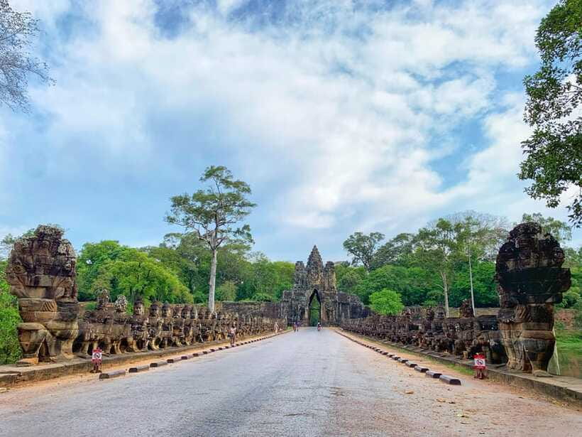 Siem Reap: Angkor Wat Sunrise for Group or Private Tours - Bayon Temple in Angkor Thom: The Face Towers Explained