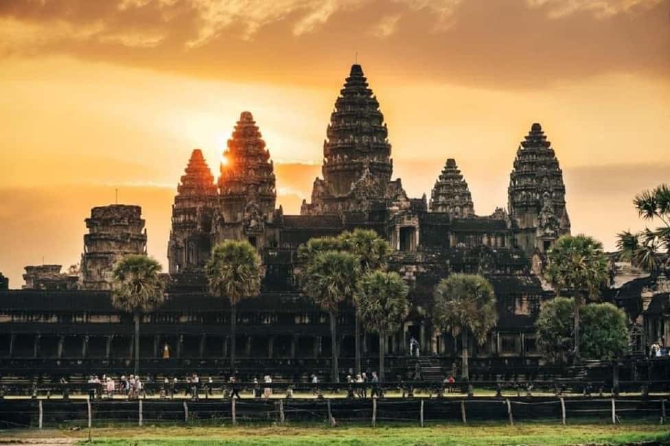 Siem Reap: Angkor Wat Sunrise Tour with Spanish Guide - Transportation and group size: tuk tuk vs van changes the comfort level