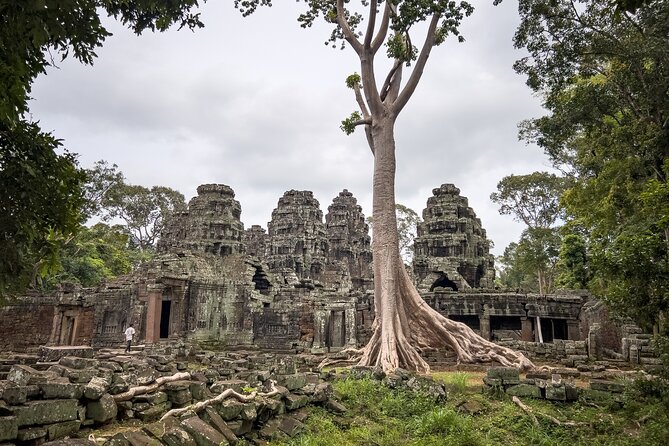 Siem Reap: Bike the Angkor Temples - Full-Day 30km Tour - Angkor Wat in the morning: the big opener