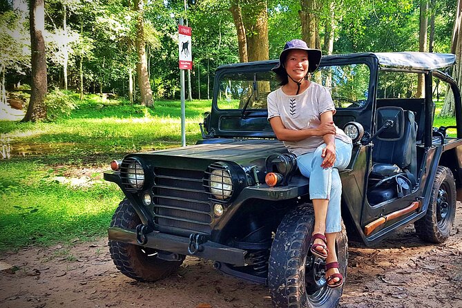 Siem Reap Countryside Jeep Tour - The market stop: seeing everyday food through a local guide
