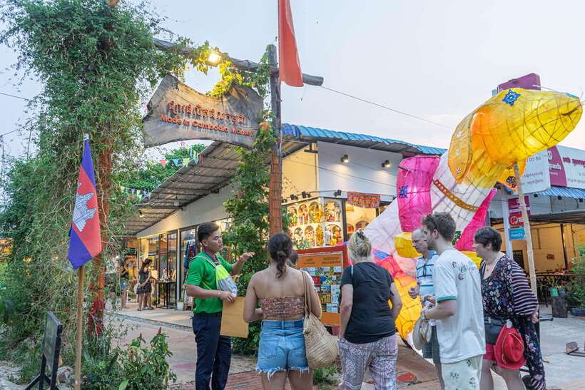 Siem Reap: Evening Food Tour with 10 Local Tastings - Street 60 Night Market Energy: Bugs, Barbecue Chicken, and Cold Drinks