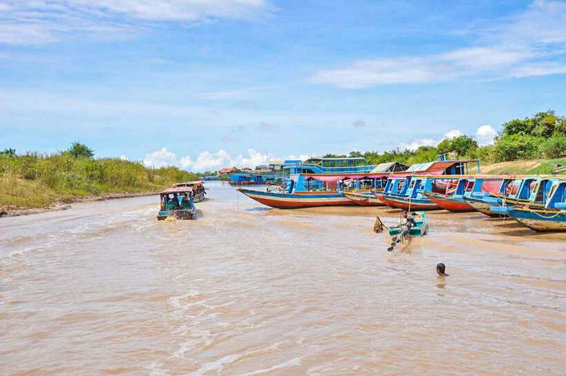 Siem Reap: Floating Village and Sunset Private Boat Tour - The Family Stop: More Than a Photo Op