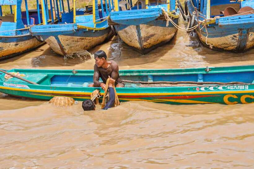 Siem Reap: Floating Village and Sunset Private Boat Tour - Sunset Private Boat Ride: Cold Drinks, Local Bites, and Twilight Views