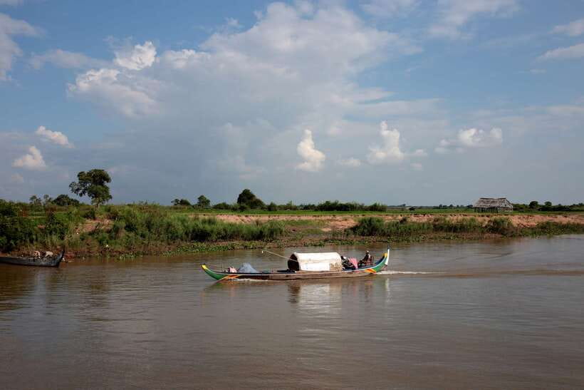 Siem Reap: Floating Village Tour - Floating communities: schools, markets, and the real fishing pressure