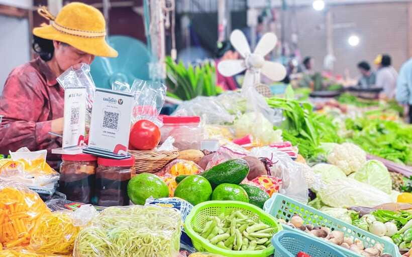 Siem Reap: FREE Market & Local Temple Tour - Cool down with cold drinks, AC refreshments, and swag