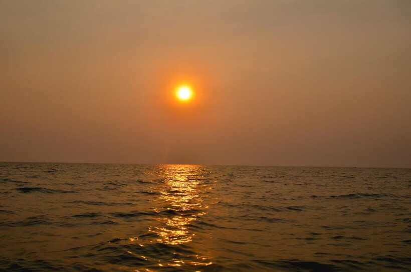 Siem Reap: Half-Day Kampong Phluk with Sunset, Boat & Guide - Motorboat time in Kampong Phluk: schools, homes, and shifting life